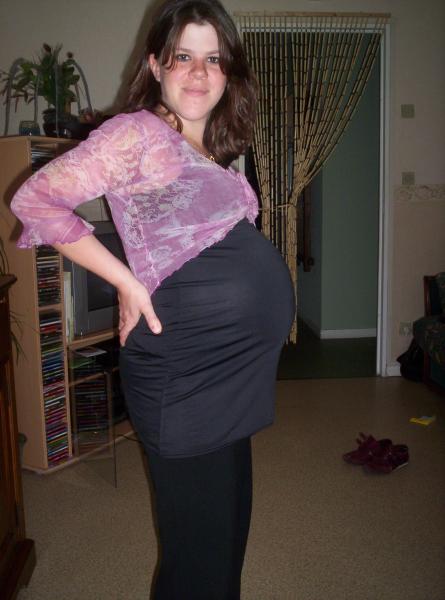 ma petite femme enceinte de 8mois et demie.